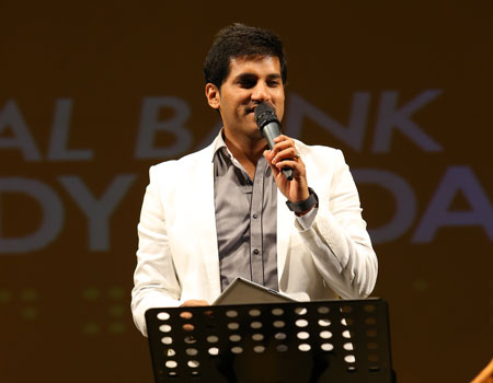 Vijay Yesudas performing at the melody in darkness concert